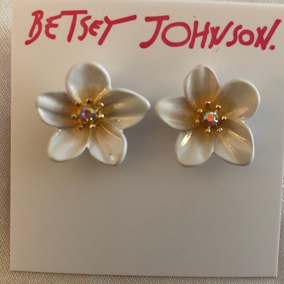 Betsey Johnson Gold Tone White Enamel Tropical Flower Stud Earrings NWT - Picture 5 of 12